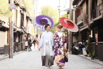 京都の街並みで和装ロケーション撮影