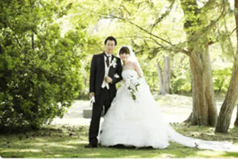 京都の街並みで洋装ロケーション撮影